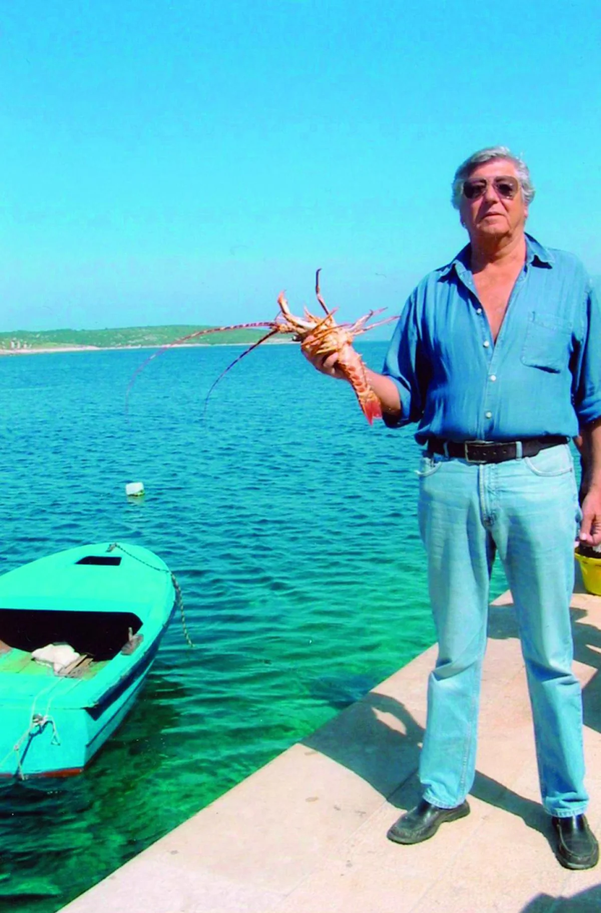 Davor Štambuk s jastogom na rivi na Korčuli