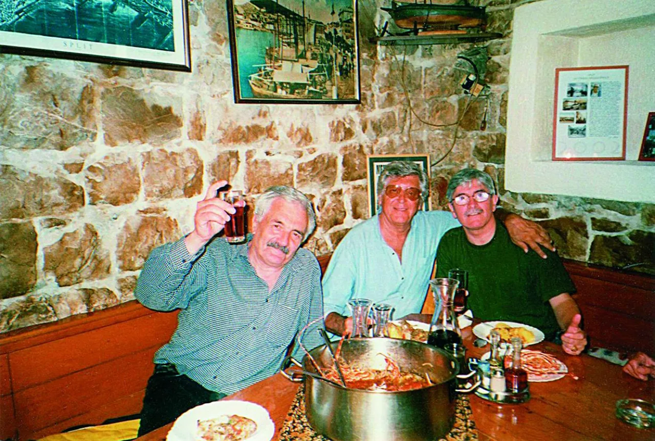 Davor Štambuk s prijateljima na marendi u konobi Fife